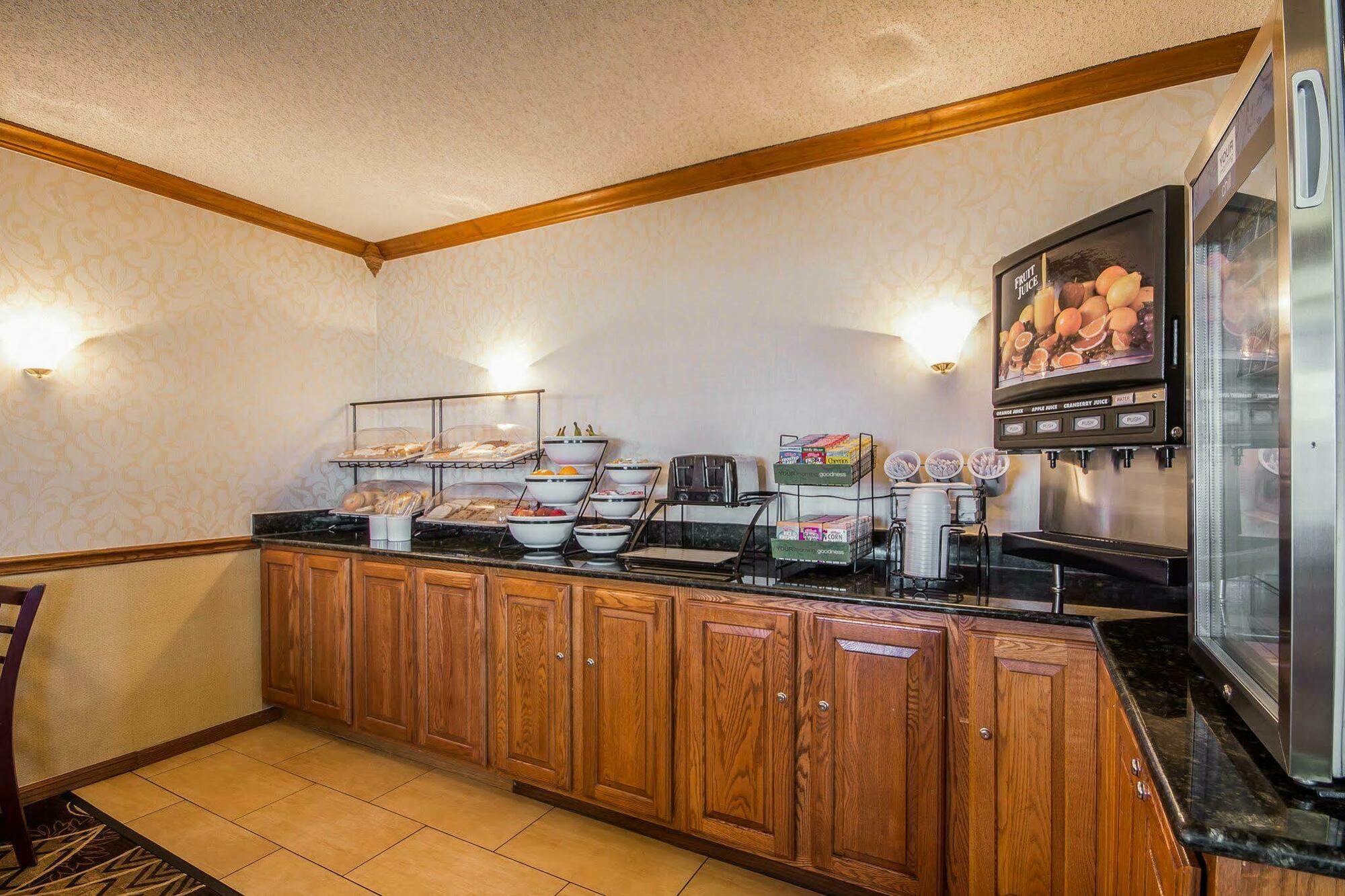 Comfort Inn Fond Du Lac Bagian luar foto